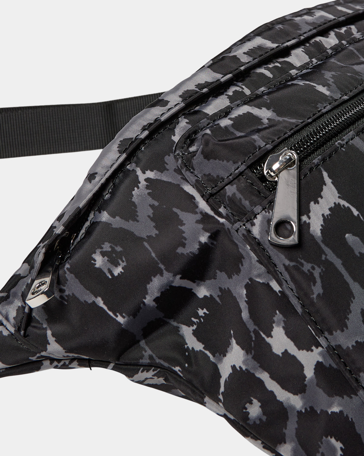 Sofie Schnoor YOUNG ELVIRASY BÆLTETASKE Bælte taske 9085 Grey leopard