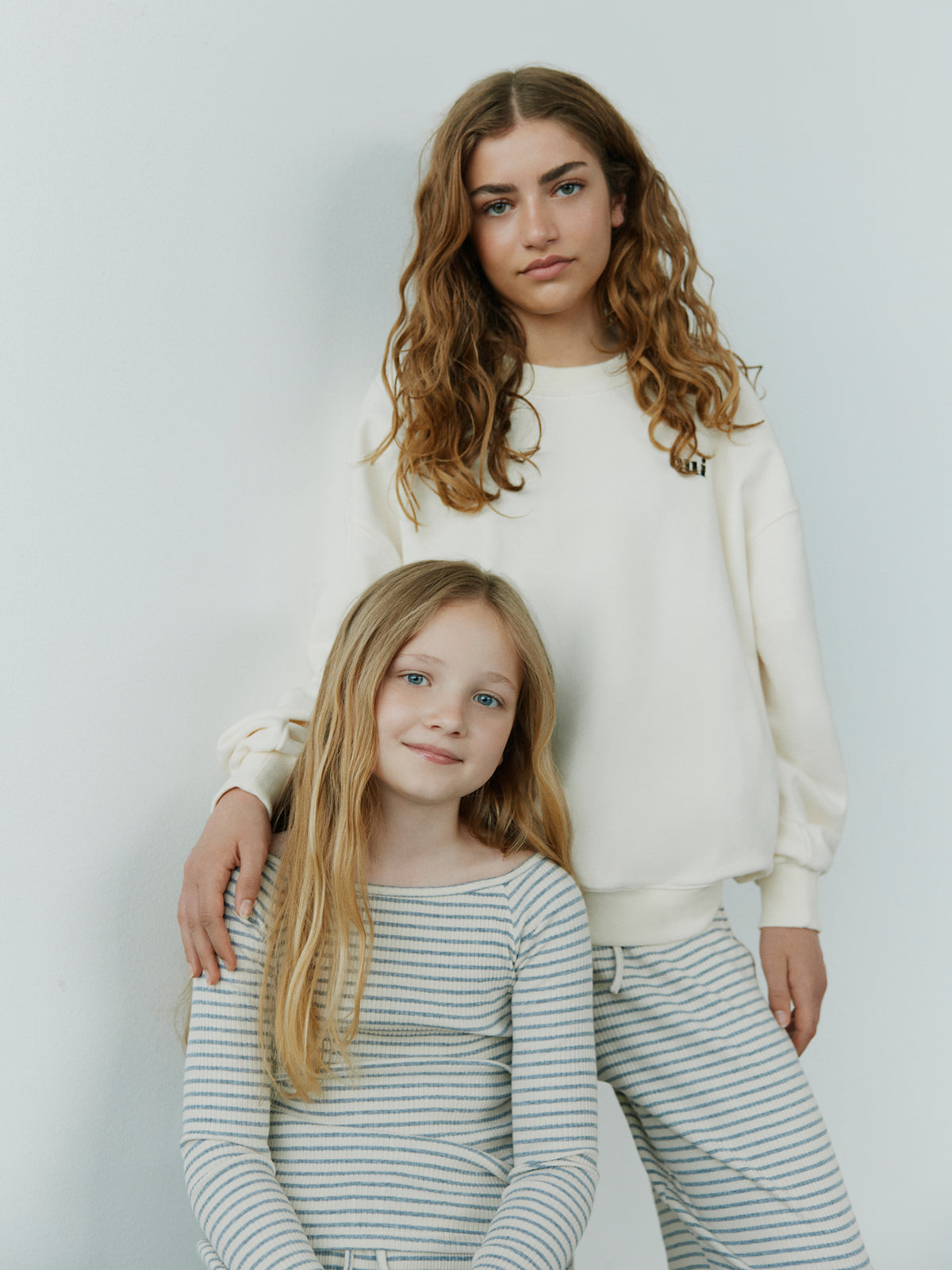 Sofie Schnoor YOUNG SOMASY T-SHIRT T-shirt lang ærmet 8048 Grey Striped
